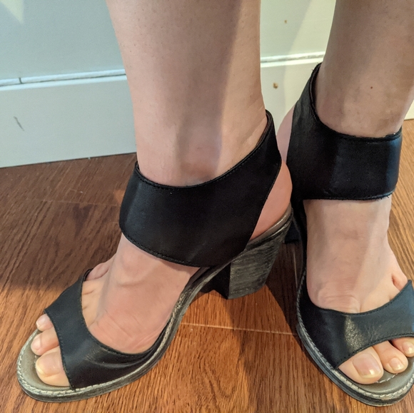 Black leather bootie heels - Picture 1 of 2